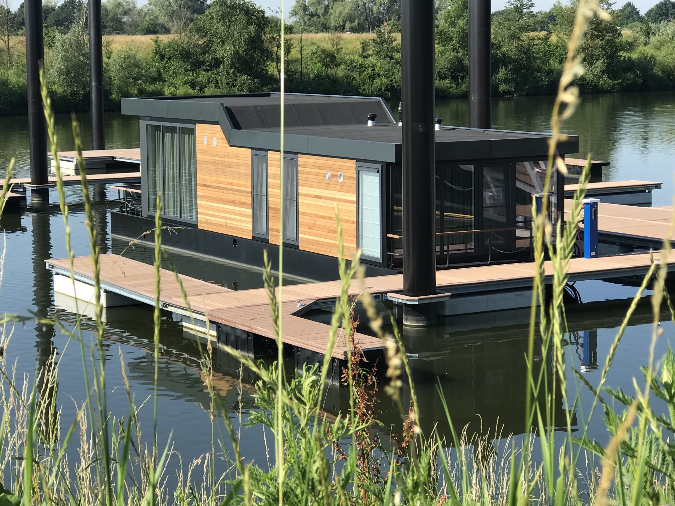 Compleet ingerichte woonboot ‘The Rockhopper’ Ohé en Laak.